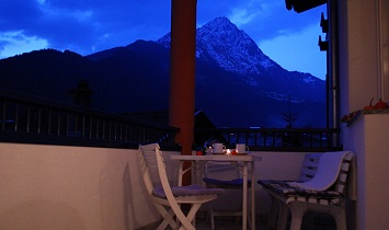 Auslbick in die Tiroler Bergwelt vom Balkon der Klassik-Ferienwohnungen