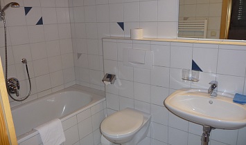 Bad mit Badewanne, WC und Waschbecken im Klassik-Appartement mit Galerie