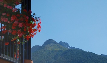 Balkon mit Blick auf die Tiroler Berge