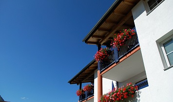 Blick auf Balkon der Galerie-Wohnung im SUN Matrei