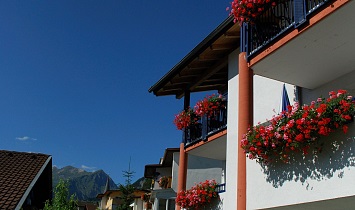 Der Kirchturm von Matrei in Osttirol im Hintergrund