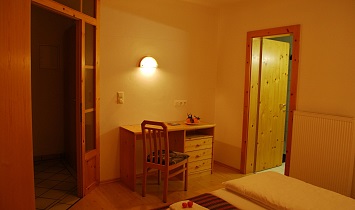 Double room with access to the bathroom and to the open-plan lounge