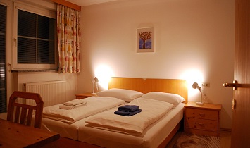 Eines der beiden Doppelzimmer im Classic-Apartment mit Balkon