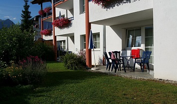 Im großen Garten der Klassik Appartements mit Blick Richtung Ortszentrum