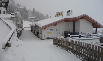 Zufahrt zu den Klassik-Appartements im tiefverschneiten Matrei in Osttirol