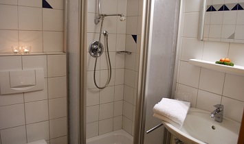 Second bathroom in the Classic apartment with balcony